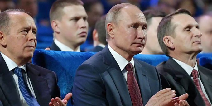 ARCHIV - Alexander Bortnikow (l-r), Leiter des russischen Inlandsgeheimdienstes FSB, Wladimir Putin, Präsident von Russland, und Sergei Naryschkin, Leiter des russichen Auslandsgeheimdienstes SWR. Foto: Alexei Nikolsky/Sputnik/Kremlin/AP/dpa ARCHIV - Alexander Bortnikow (l-r), Leiter des russischen Inlandsgeheimdienstes FSB, Wladimir Putin, Präsident von Russland, und Sergei Naryschkin, Leiter des russichen Auslandsgeheimdienstes SWR. Foto: Alexei Nikolsky/Sputnik/Kremlin/AP/dpa