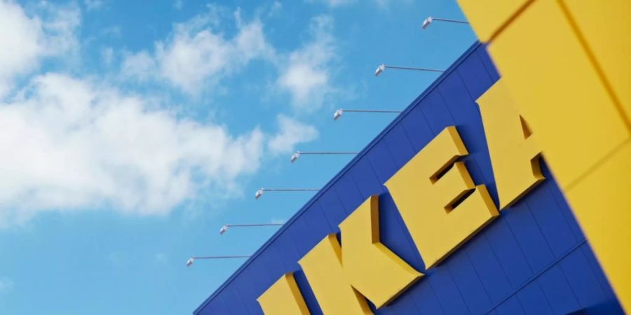 Nach Vorwürfen zu Falschdeklaration von Holz greift Möbelhändler Ikea in seiner Lieferkette durch und trennt sich von einem Lieferanten. (Archiv)