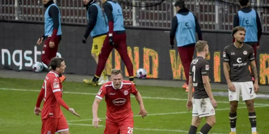 Düsseldorfs Rouwen Hennings (2.v.l) feiert seinen Treffer zum 2:0. Foto: Axel Heimken/dpa