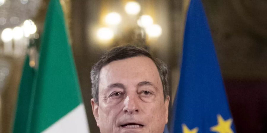 Mario Draghi, früherer Präsident der Europäischen Zentralbank (EZB), spricht zu Medienvertretern, nachdem er das Mandat zur Bildung der neuen italienischen Regierung vom italienischen Präsidenten Mattarella im Präsidentenpalast Quirinale angenommen hat. Foto: Alessandra Tarantino/AP POOL/dpa