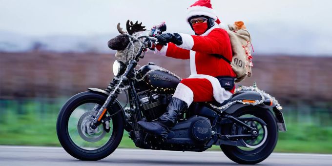 Motorfahrzeuge im Kanton Bern sollen künftig nicht nur nach Gewicht, sondern auch nach ihrem Ausstoss von Treibhausgas besteuert werden. Weihnachtsmann auf Motorrad