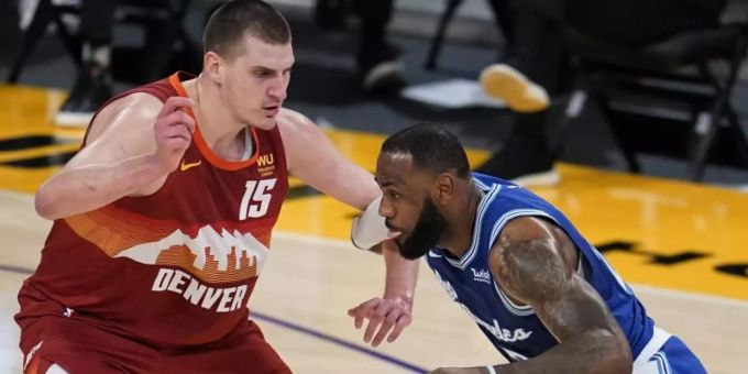 Hegt keine Vorfreude auf das NBA-All-Star-Game: Lakers-Superstar LeBron James (r). Foto: Marcio Jose Sanchez/AP/dpa Hegt keine Vorfreude auf das NBA-All-Star-Game: Lakers-Superstar LeBron James (r). Foto: Marcio Jose Sanchez/AP/dpa