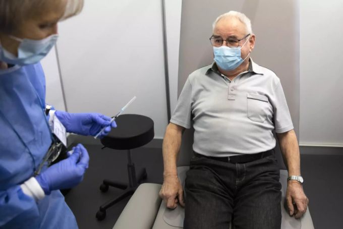 Die erste Person im Kanton Bern erhält am 11. Januar 2021 ihre Impfung gegen das Coronavirus. Coronavirus