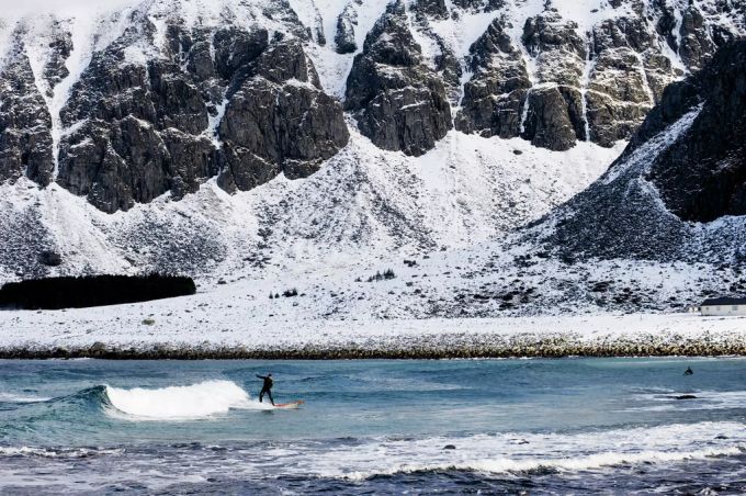 Surfen auf den Lofoten. Surfer im Meer