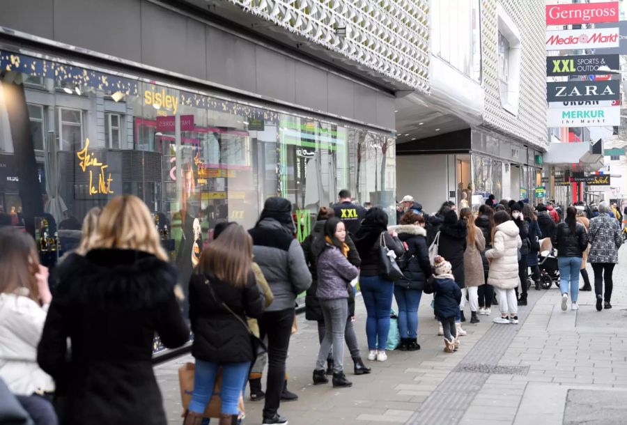 Shopping-Wahn in Österreich während Corona-Pandemie? In Wien stürmten am Montag nach den Lockerungen des Lockdowns tausende Menschen in die Geschäfte.