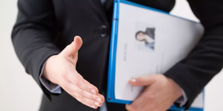 Person streckt Hand aus