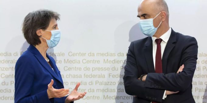 Bundesräte Simonetta Sommaruga und Alain Berset diskutieren nach einer Medienkonferenz zur Lage im Zusammenhang mit dem Coronavirus. SP Berset und Sommaruga