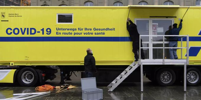 Coronavirus: Der Kanton Bern setzt ab sofort auf mobilen Test-Teams an den Schulen. Coronavirus