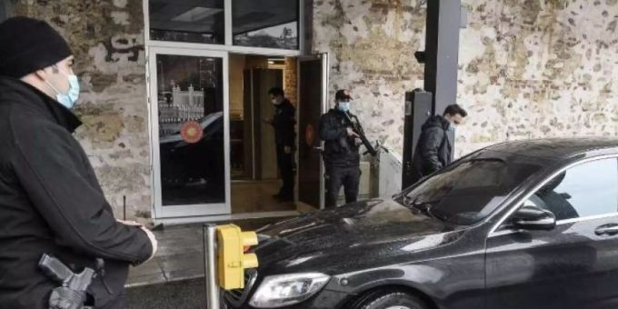 Eine Delegation griechischer Diplomaten trifft zu Gesprächen in Istanbul ein. erdgas