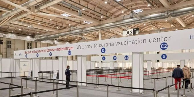 Der Eingangsbereich des Corona-Impfzentrums in den Messehallen in Hamburg. Der Städtetag fordert mehr Tempo beim Impfen in Deutschland. Impfen