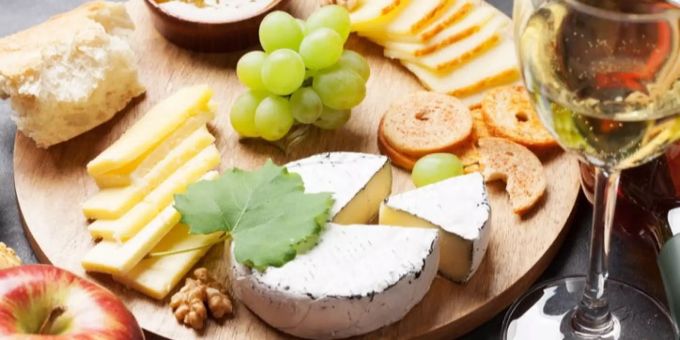 Wein und Käse eine tolle Kombination. Wein