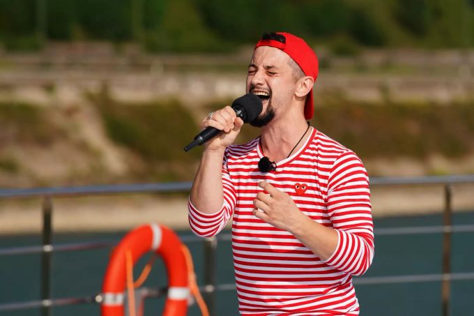 Stanislav singt seinen Schmerz ins Mikrofon. DSDS
