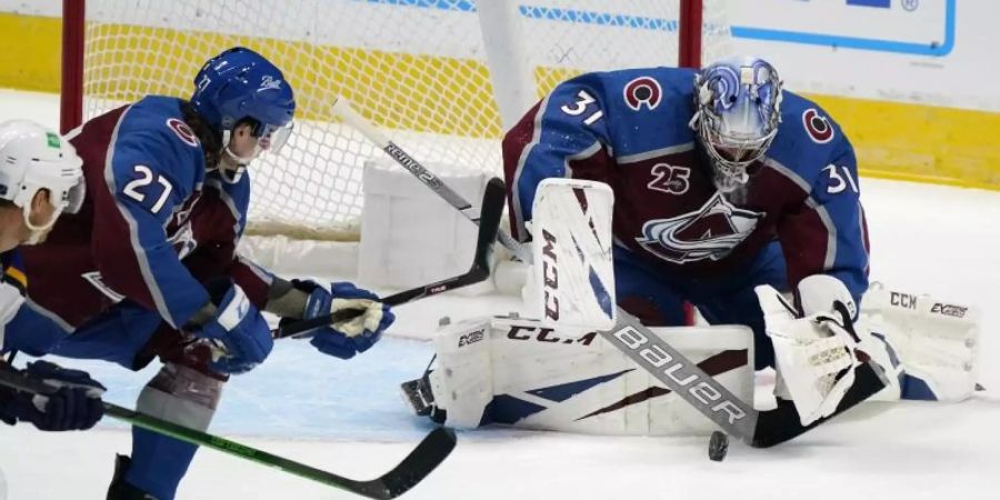 Avalanche-Keeper Philipp Grubauer (r) musste mit Colorado eine Niederlage gegen St. Louis hinnehmen. Foto: David Zalubowski/AP/dpa