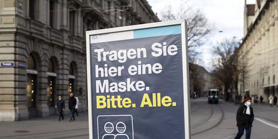 Ein Schild am Paradeplatz in Zürich. In der Schweiz und in Liechtenstein sind dem Bundesamt für Gesundheit am Donnerstag innerhalb von 24 Stunden 2474 neue Coronavirus-Ansteckungen gemeldet worden. (Archivbild)