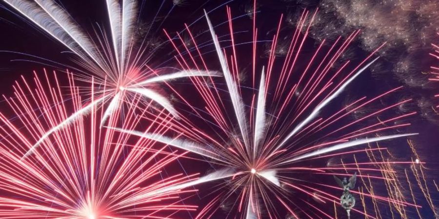 Feuerwerk 2018 bei Deutschlands grösster Silvesterparty am Brandenburger Tor in Berlin. Foto: Ralf Hirschberger/dpa