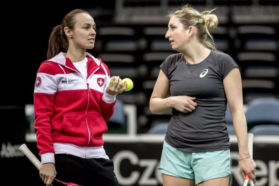 Hingis gibt Timea Bacsinszky im Fed-Cup-Training 2018 Tipps.