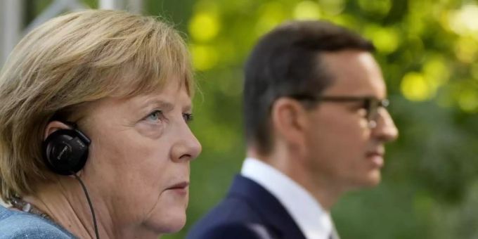 Bundeskanzlerin Angela Merkel und Polens Ministerpräsident Mateusz Morawiecki sprachen unter anderem über die Beziehungen zu Belarus, die Zukunft der EU und die bilateralen Beziehungen. Foto: Czarek Sokolowski/AP/dpa Bundeskanzlerin Angela Merkel und Polens Ministerpräsident Mateusz Morawiecki sprachen unter anderem über die Beziehungen zu Belarus, die Zukunft der EU und die bilateralen Beziehungen. Foto: Czarek Sokolowski/AP/dpa