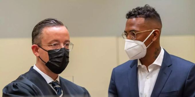 Der Fussball-Profi und ehemalige Nationalspieler Jérôme Boateng (r) im Amtsgericht München mit seinem Anwalt Kai Walden. Foto: Peter Kneffel/dpa Der Fussball-Profi und ehemalige Nationalspieler Jérôme Boateng (r) im Amtsgericht München mit seinem Anwalt Kai Walden. Foto: Peter Kneffel/dpa