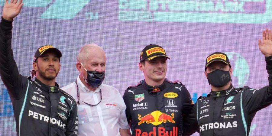 Nach seinem Sieg beim ersten Rennen in Österreich ist Max Verstappen (2.v.r.) erneut Favorit beim Heimrennen seines Red-Bull-Teams. Foto: Georg Hochmuth/APA/dpa