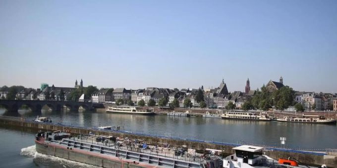 Die Maas fliesst mitten durch Maastricht. Die niederländische Stadt erwartet schwere Überschwemmungen. Foto: picture alliance / dpa/Archivbild Die Maas fliesst mitten durch Maastricht. Die niederländische Stadt erwartet schwere Überschwemmungen. Foto: picture alliance / dpa/Archivbild