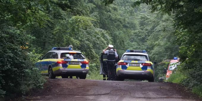 Die Polizei sperrt die Zufahrt zum Gebiet in dem ein Kleinflugzeug vom Typ «Piper» abgestürzt ist. Kleinflugzeug stürzt über Wald