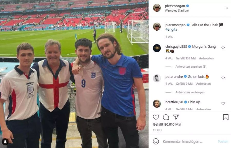 Piers Morgan und seine drei Söhne am Spiel England gegen Italien.