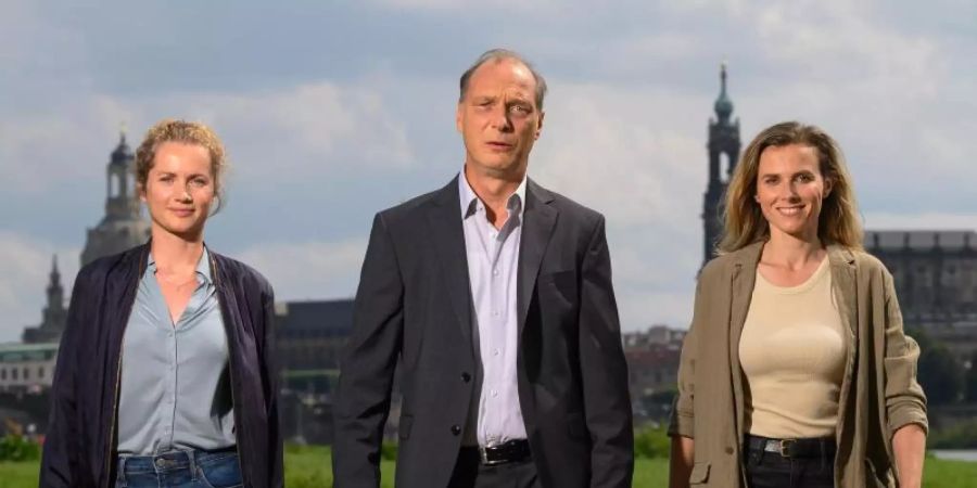 Cornelia Gröschel (l), Karin Hanczewski (r) und Martin Brambach bei einer Drehpause in Dresden. Foto: Robert Michael/dpa-Zentralbild/dpa