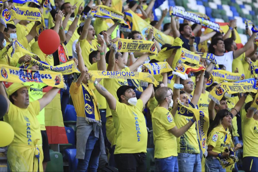 Fans von Villareal feuern ihre Mannschaft im Windsor Park in Belfast an.