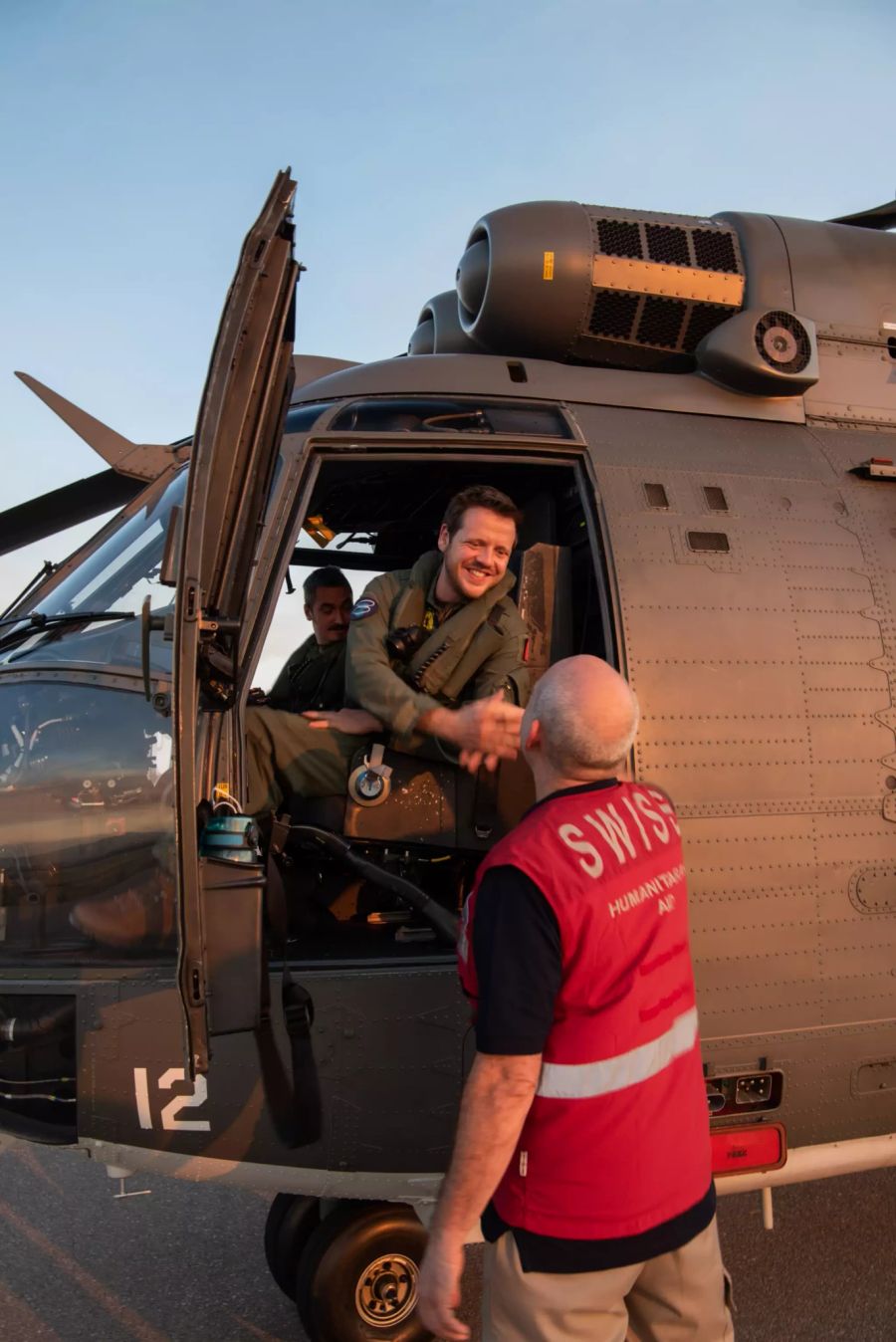 Für den Piloten gibt's nach dem Flug ein Handshake eines Spezialisten der Humanitären Hilfe des Bundes.