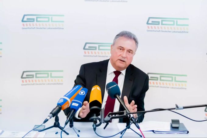 Claus Weselsky, Vorsitzender der Gewerkschaft Deutscher Lokomotivführer (GDL), spricht bei einer Presskonferenz zur Bilanz des Streiks im Güter- und Personenverkehr sowie der Bahn-Infrastruktur. claus weselsky deutsche bahn