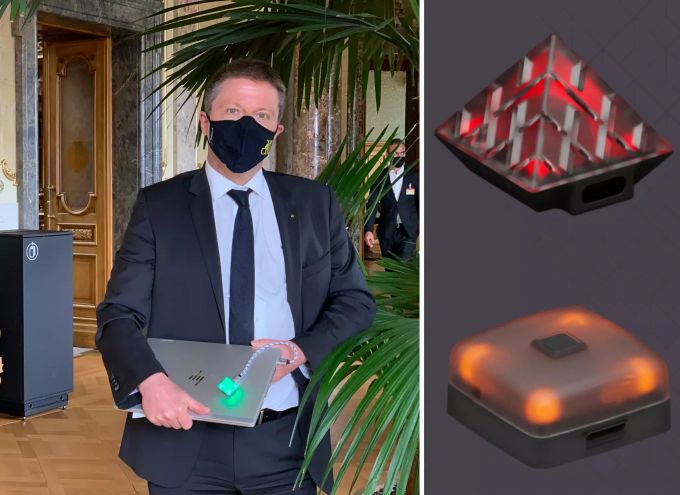 Corona-Papst Martin Bäumle nutzt in der Wandelhalle des Bundeshauses einen Prototypen des CO2-Messgeräts «Würfeli». Der GLP-Nationalrat ist gleichzeitig Initiant des «Condair Cube». Das «Würfeli» gibt es in den Versionen «Matterhorn» und «Stadion». Martin Bäumle Würfeli CO2-Messgerät