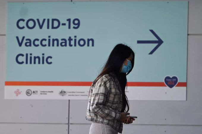 Eine Person in Canberra auf dem Weg zum Impfzentrum. Canberra Impfung