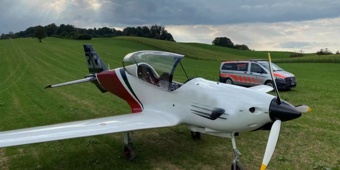 Ein Kleinflugzeug landet in Adligenswil LU zur Not. adligenswil lu