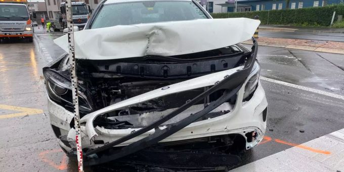 Auffahrunfall in Baar ZG nach unerlaubtem Spurwechsel. polizei zug