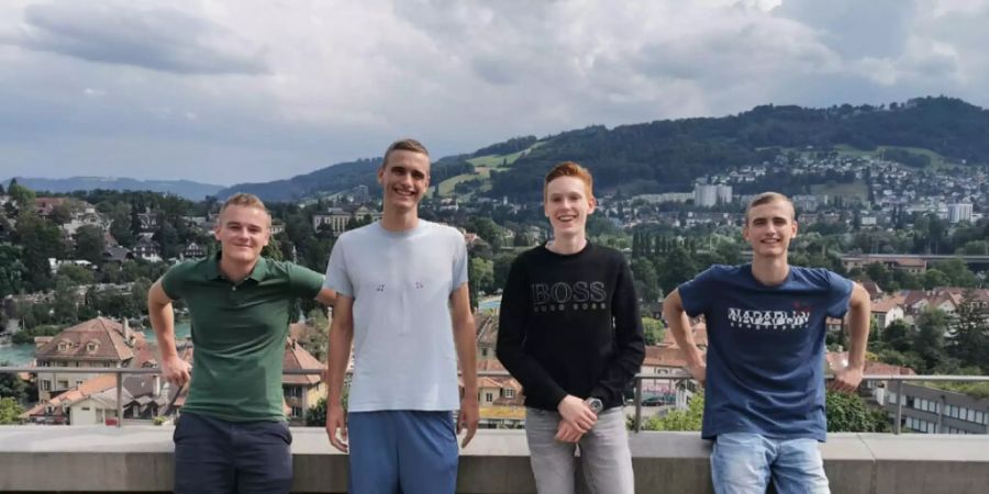 Die Schweizer Wissenschafts-Olympioniken im Fach Wirtschaft, die allesamt eine Medaille erhielten:  Mateusz Gugala, Michael Carnogursky, Philipp Burkhardt  und Martin Carnogursky (Pressebild).