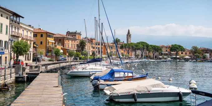 Italien, Maderno: Boote liegen im Hafen des kleinen Ortes. Gardasee deutscher
