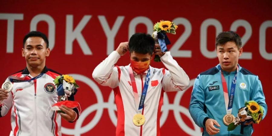 Athleten ohne Maske auf dem Podium