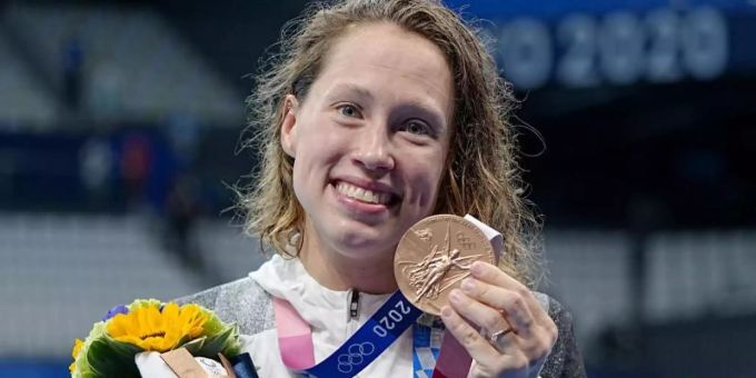 Sarah Köhler strahlt mit ihrer Bronzemedaille um die Wette. Foto: Michael Kappeler/dpa Sarah Köhler strahlt mit ihrer Bronzemedaille um die Wette. Foto: Michael Kappeler/dpa