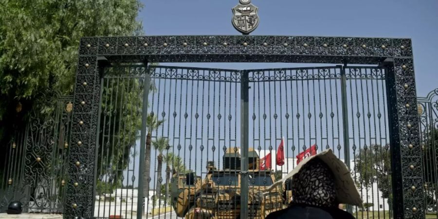 Abgesperrter Zugang zum Parlament in Tunis