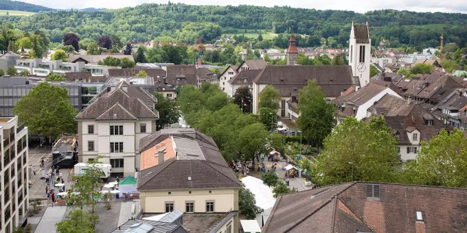 Die lange Bar für das Speed Dating und das gemütliche Beisammensein wird unter den Bäumen auf der Promenade aufgestellt. Mitsommerfest