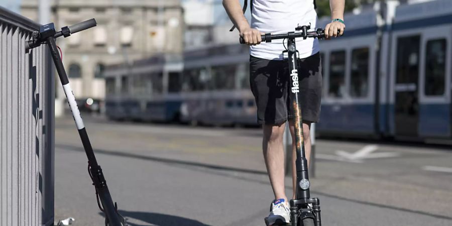 Ein Mann auf einem Elektro-Trottinett unterwegs in Zürich. (Archivbild)