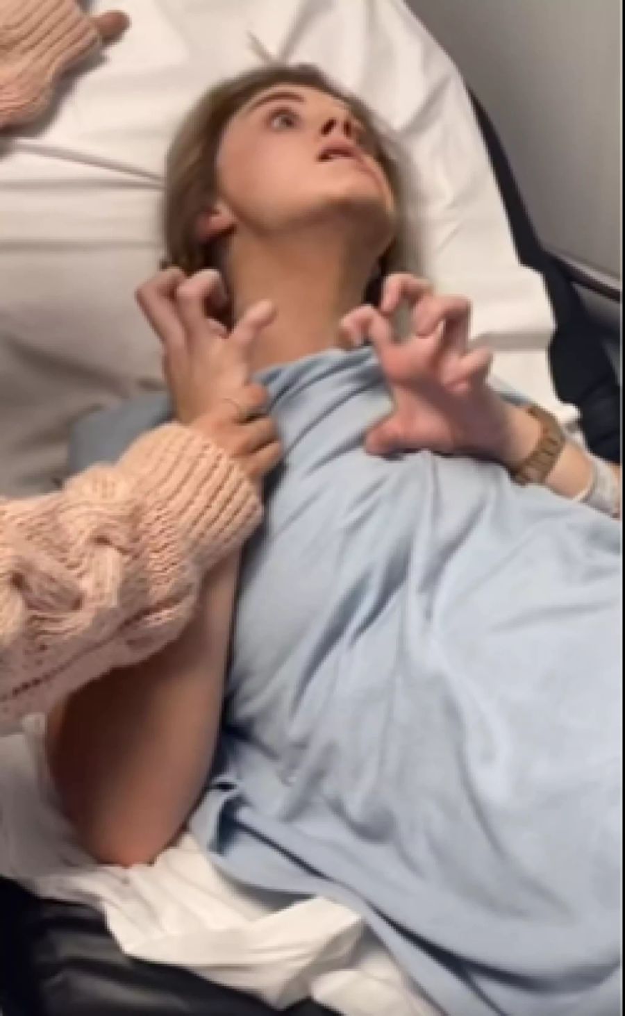 Millie Taplin verkrampft im Spital, ihre Mutter veröffentlicht das Video via Facebook.