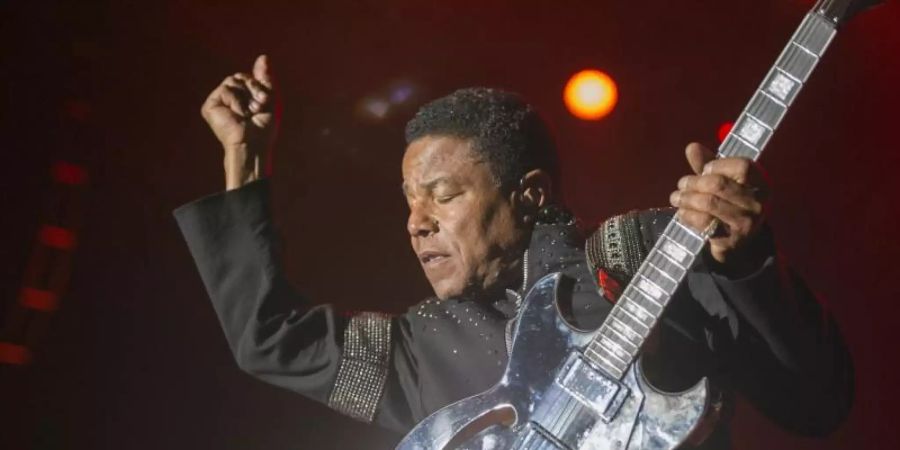 Tito Jackson damals mit der Band «The Jacksons» agiert in der Olympiahalle auf der Bühne. Gästeliste»). Foto: picture alliance / dpa