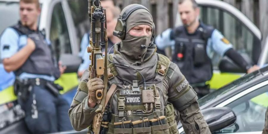 Polizisten und ein Spezialkommando der Polizei im Einsatz. Foto: Jason Tscheoljakow/Ostalb Network/dpa