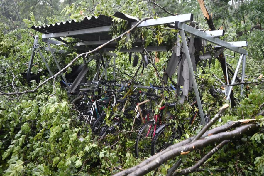 Ein beschädigter Velostand am Zürcher Käferberg.