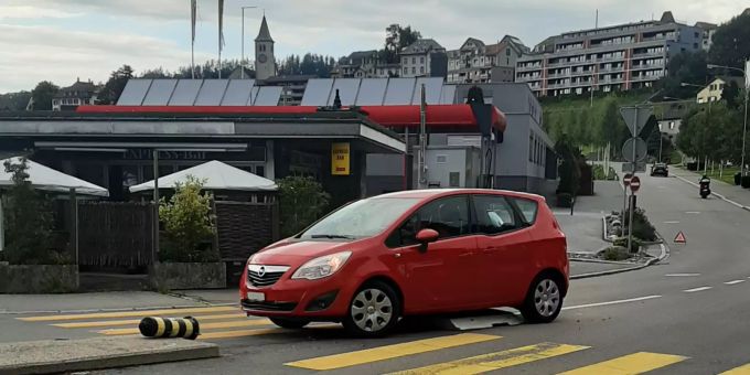 An der Kasernen- und an der Mühlestrasse wurden Inselschutzpfosten umgefahren. Unfall