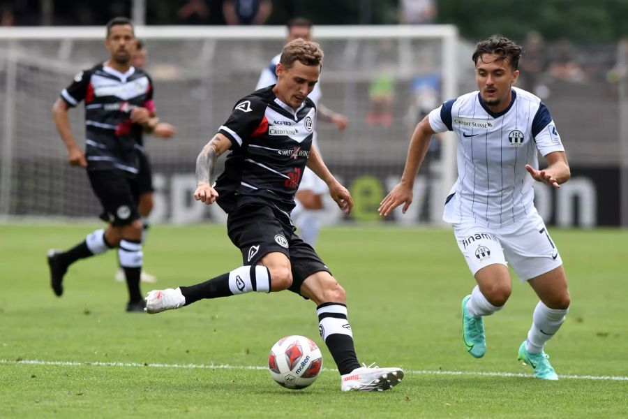 Luganos Mattia Bottani (l.) wird von Bledian Krasniqi (r.) unter Druck gesetzt.