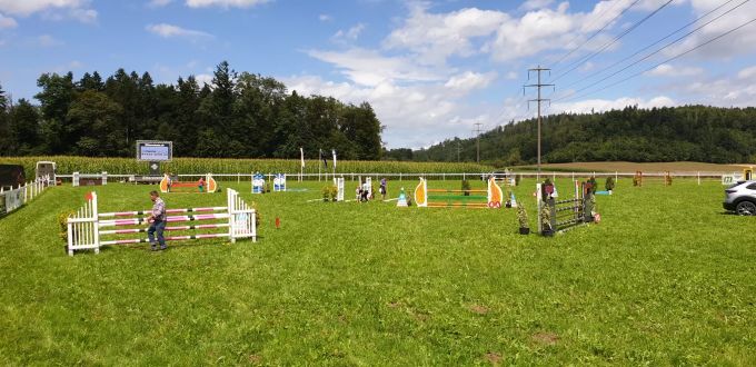 Parcoursumbau: Schönes Wetter und gute Bodenbedingungen am Freitag.