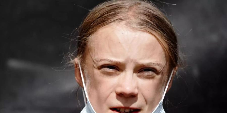 Die Klimaaktivistin Greta Thunberg spricht auf einer Pressekonferenz zu den Medienvertretern. Foto: Kay Nietfeld/dpa