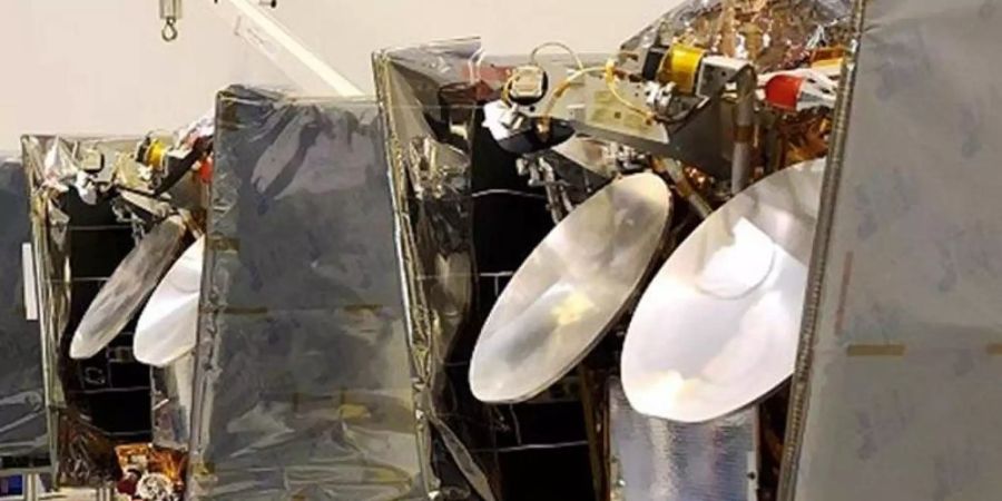 Mehrere OneWeb-Satelliten stehen vor der Verladung zum Flug ins All nebeneinander. Der Start einer russischen Sojus-Trägerrakete mit 34 Satelliten an Bord ist nach Angaben des Betreibers Arianespace erneut verschoben worden. Foto: Airbus One Web/dpa